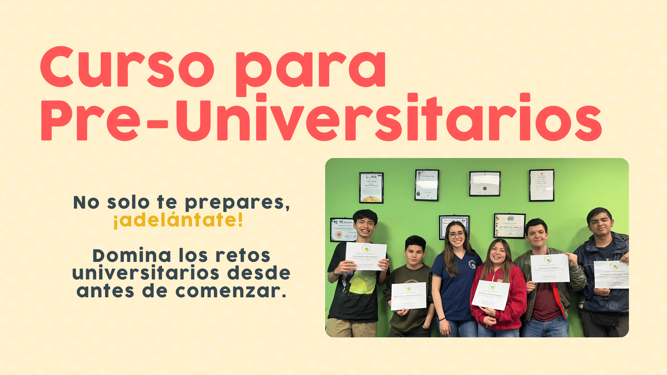 Grupo de jóvenes mostrando sus diplomas tras completar el Curso para Pre-Universitarios. El fondo es verde con certificados en la pared, reflejando un ambiente académico y de éxito estudiantil.