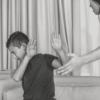 Ilustración que representa el impacto del castigo físico en el cerebro infantil y cómo afecta la regulación emocional.