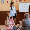 Niños en un aula participando en actividades lúdicas mientras usan recursos visuales para autorregular sus emociones.