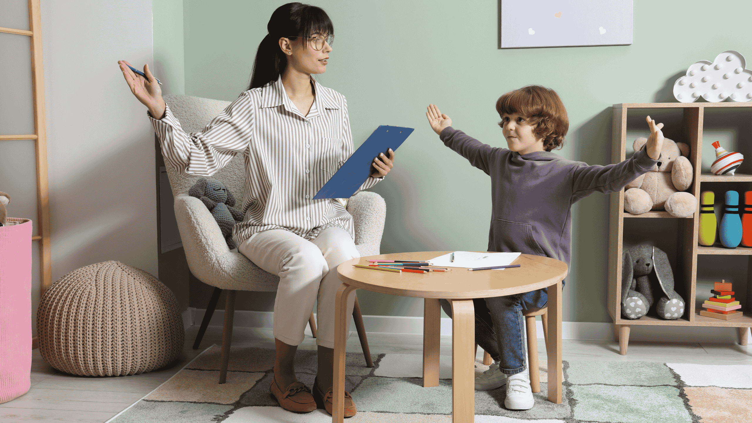Niño pequeño jugando mientras un adulto lo observa, ilustrando la importancia de una evaluación completa en casos de sospecha de autismo.