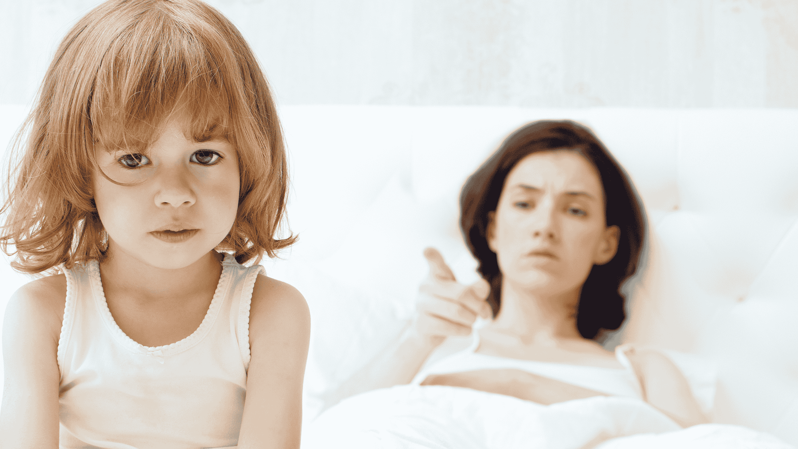 Adulto acompaña con calma a un niño pequeño en el aula, representando una crianza respetuosa basada en la contención emocional.