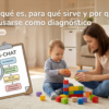 Formulario del M-CHAT sobre una mesa, con manos de una madre marcando respuestas mientras observa a su hijo pequeño.