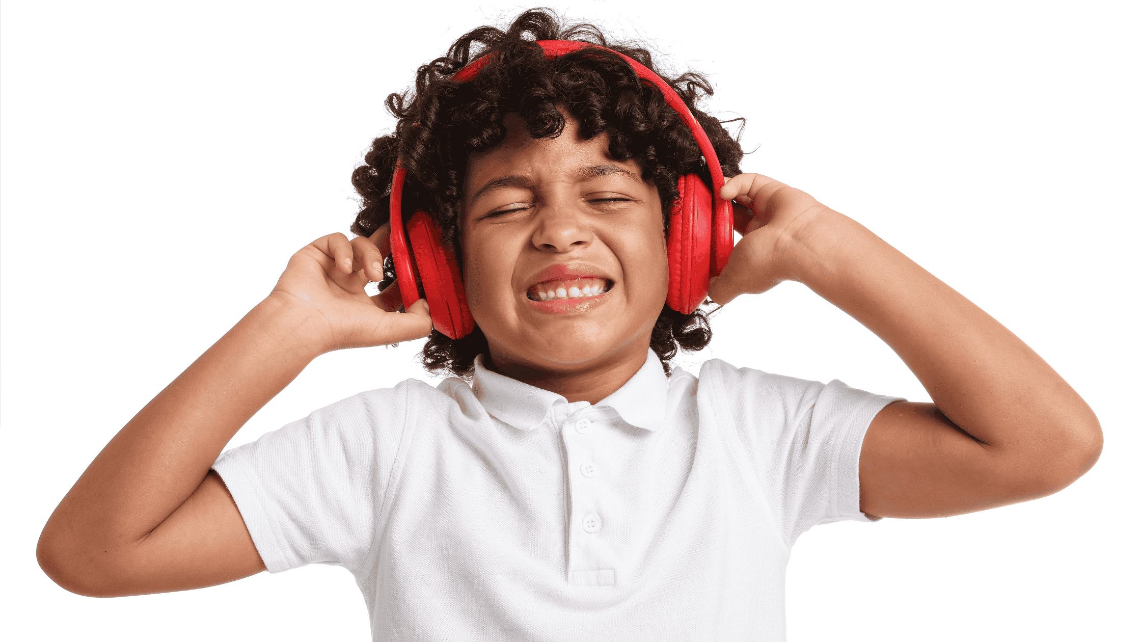 Niño cubriéndose los oídos mientras un adulto lo acompaña con calma durante una crisis sensorial.