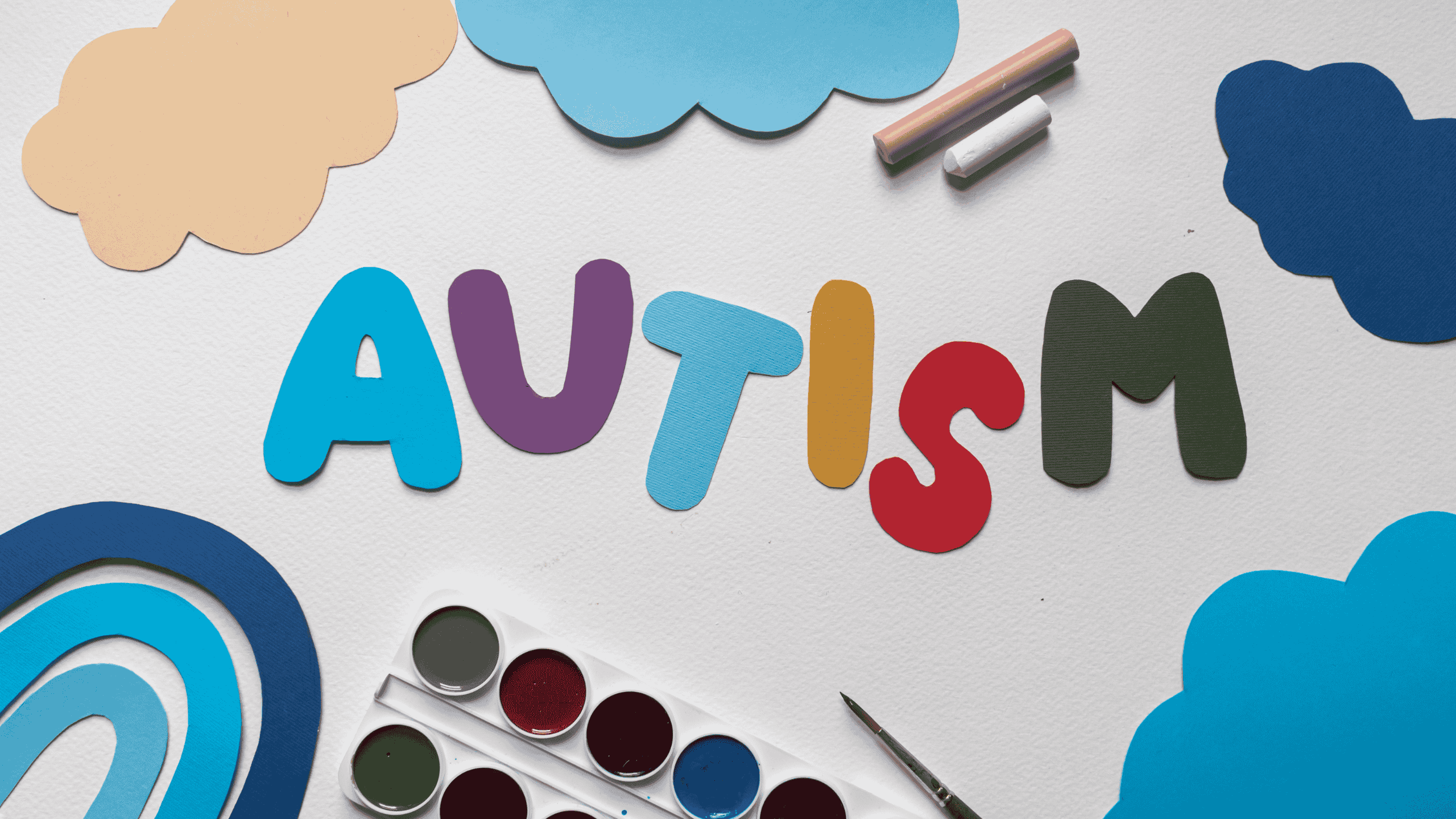 Palabra autismo en diferentes colores para representar el mismo.