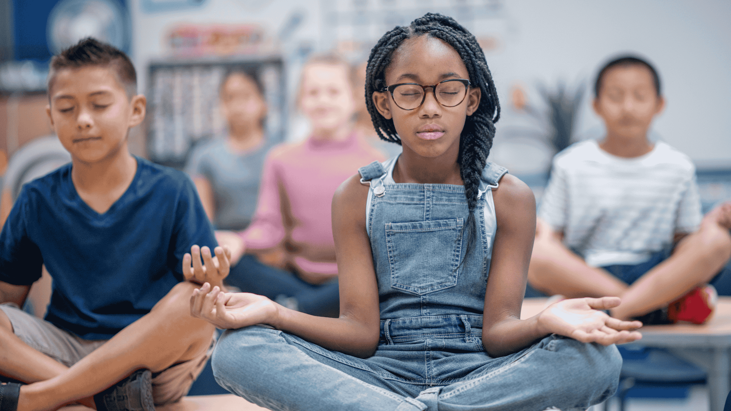 Niño practicando ejercicios de respiración con los ojos cerrados en un ambiente tranquilo.